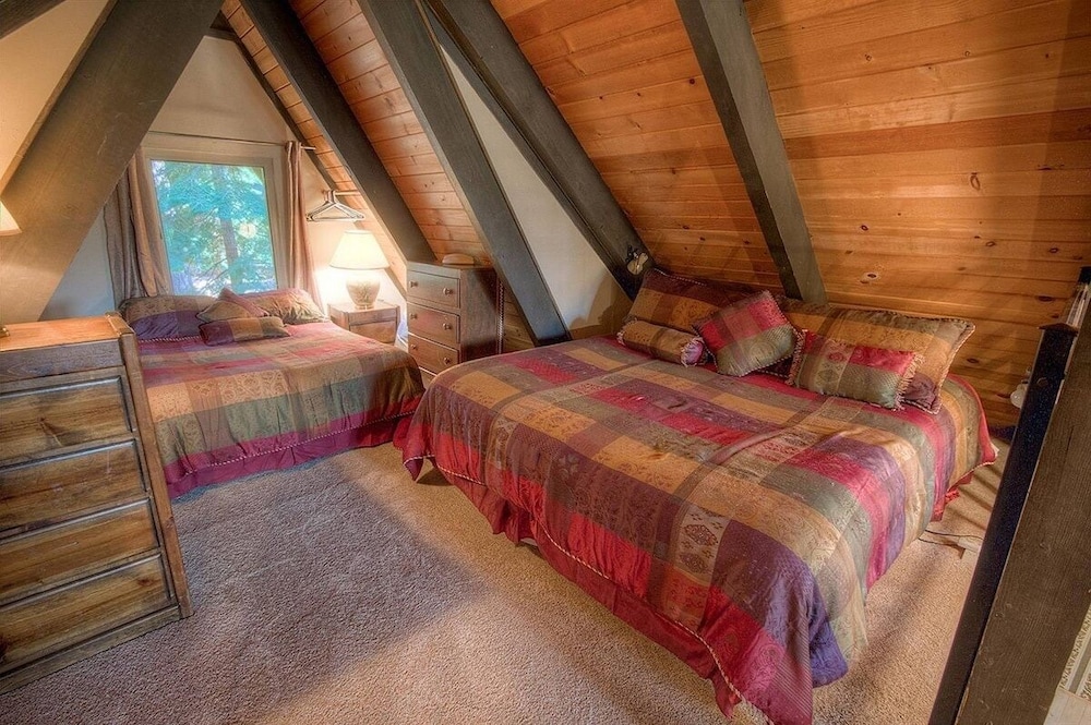 Lodgepole Chalet 3 Bedroom Home by RedAwning view 5