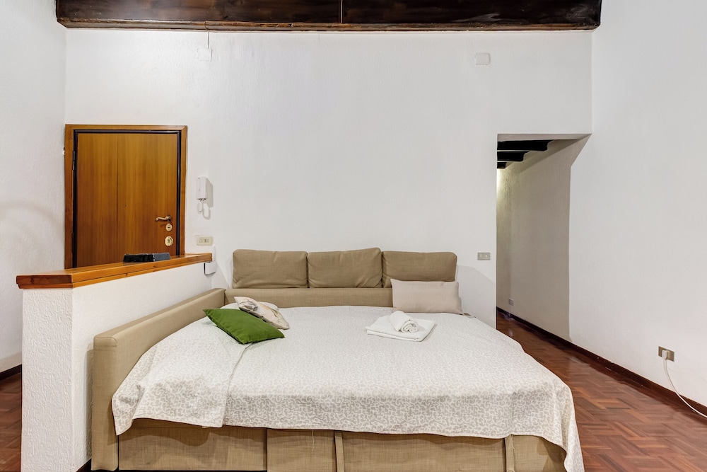 Spanish Steps Spacious Apartment