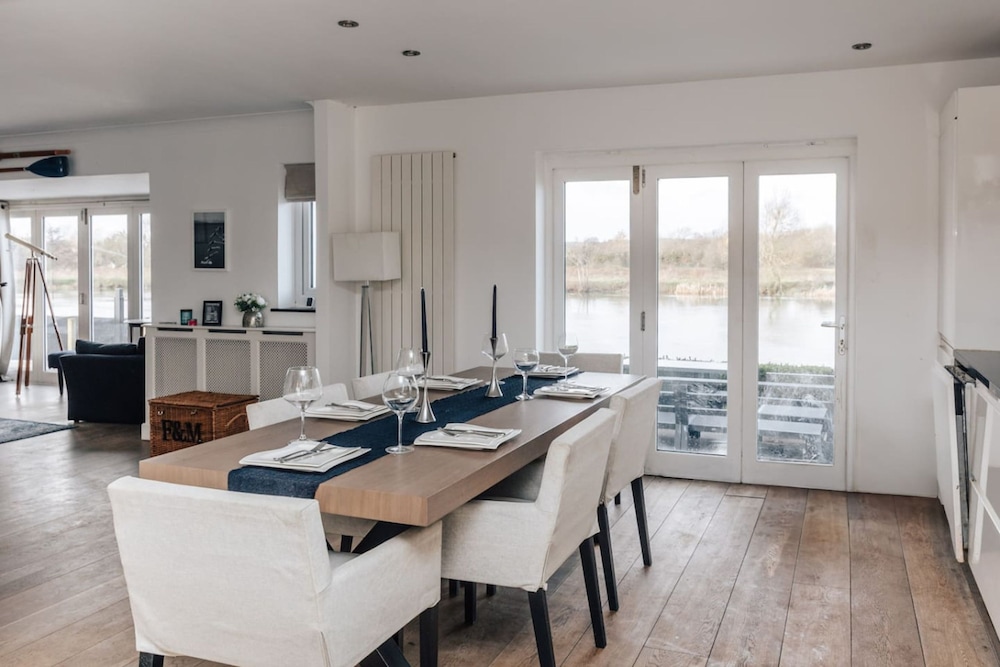 Riverside Cottage - From 1088 Per Night