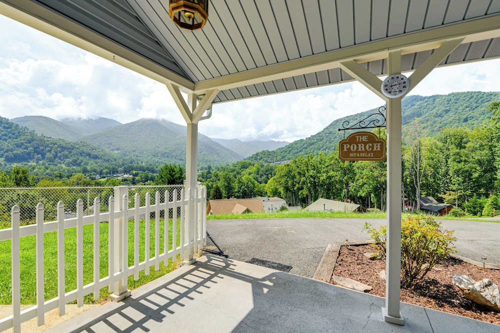 Ski, Hike & Fish: Mtn-view Maggie Valley Retreat