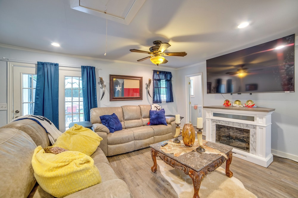 7 Mi to Lake Fork: Cottage w/ Deck in Quitman