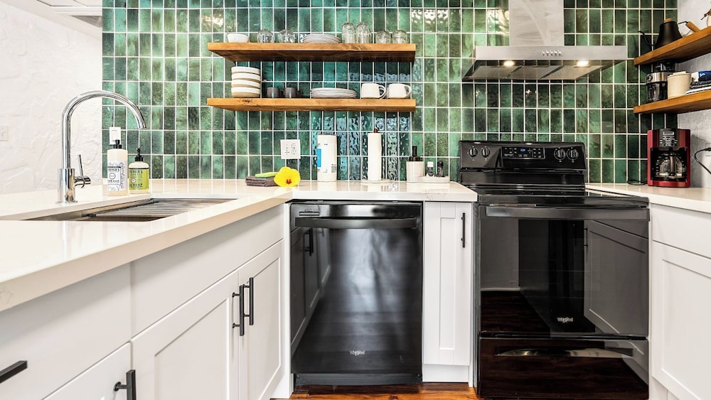 Completely Updated - Ground Floor - Washer/dryer in Unit - Vrkcv