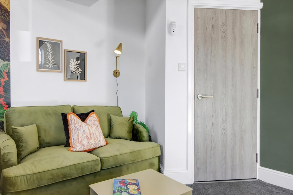 Compact 1-bed Flat for Friends & Colleagues