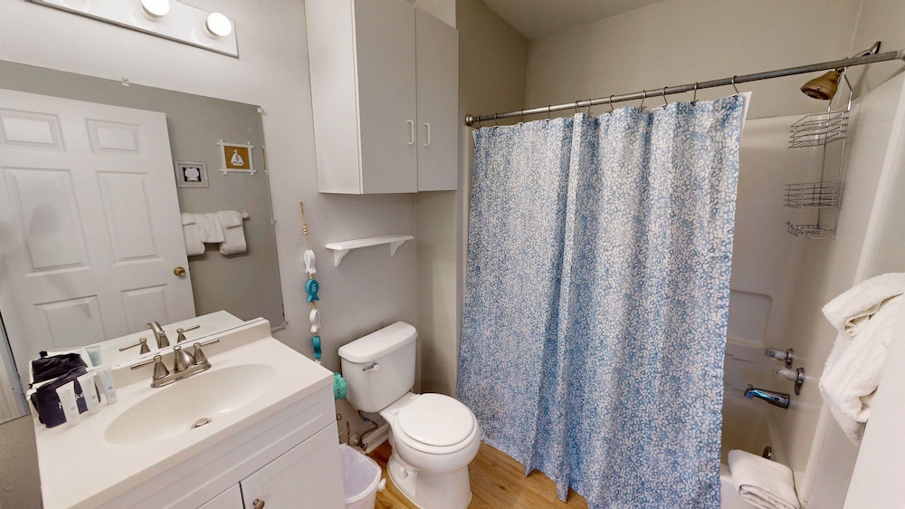 Charming 2BR Condo w/ Private Balcony in Gulf Shores, Pool, Hot Tub