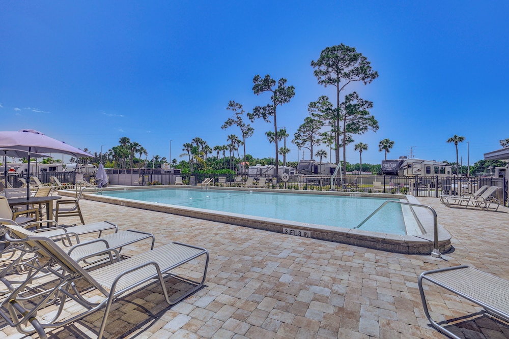 Swim, Fish & Play: Pet-friendly Gem in Fort Myers
