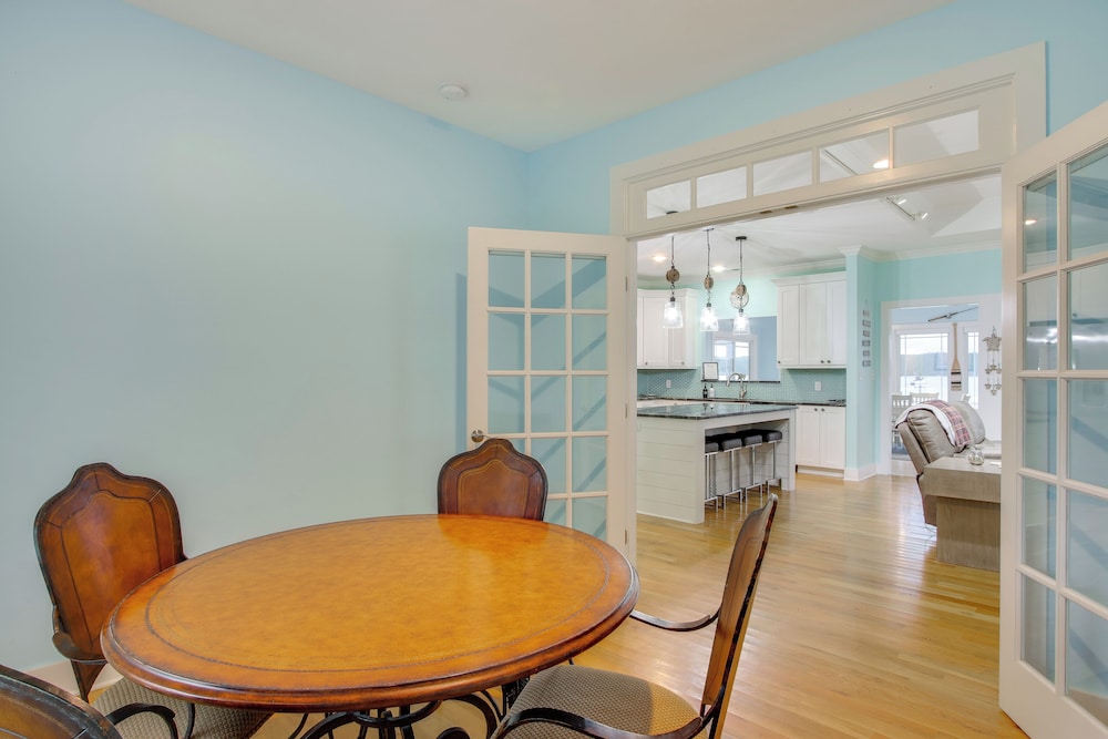 Lakefront Home w/ Hot Tub & Dock in Cross Hill!
