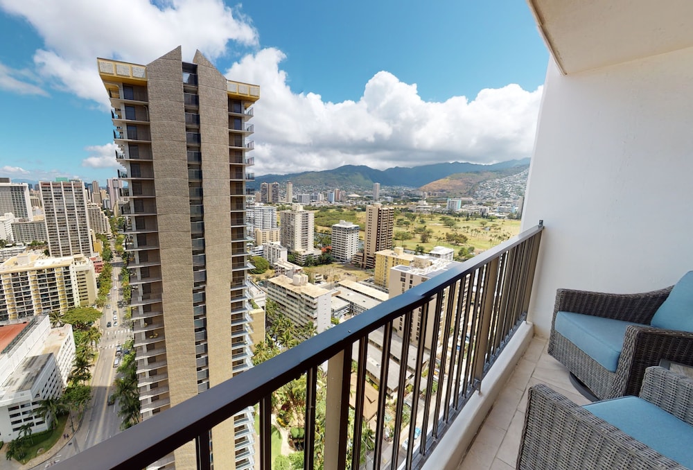 Artsy 32nd Floor Condo with Modern Furnishings & Gorgeous Ocean Views by Koko Resort Vacation Rentals