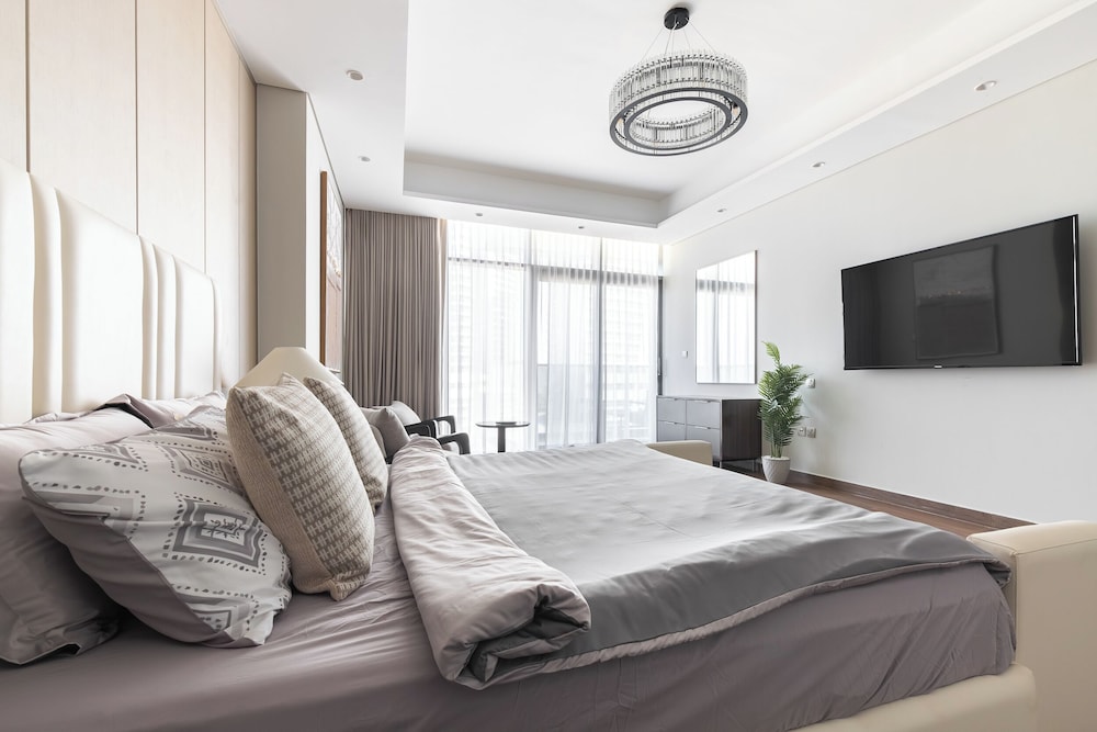 SIMPLY COMFORT Skyline Apts at Nobles Tower with Luxury Burj View