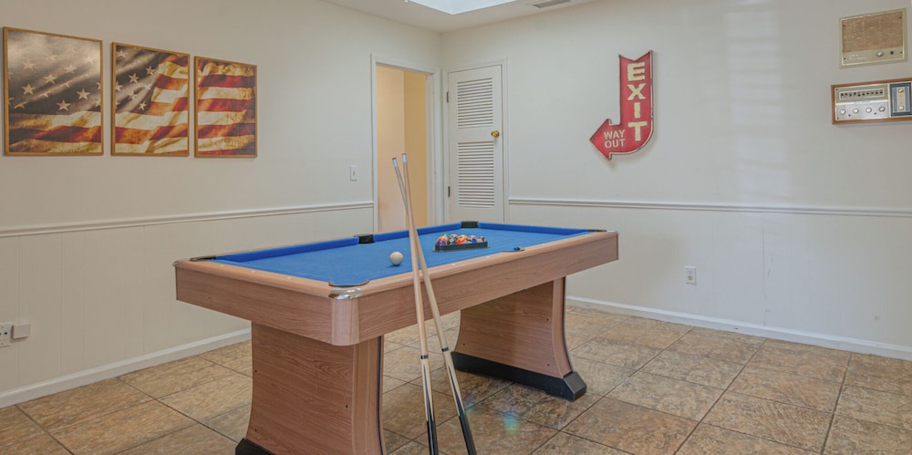 Relaxing 3BR Getaway with Pool and games