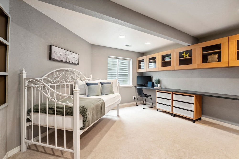 Parkside Retreat 2 Suites, Office, Garage