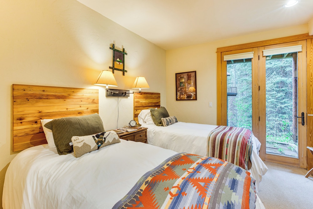 Stunning Views! Ski-in/out Mountain Village Cabin