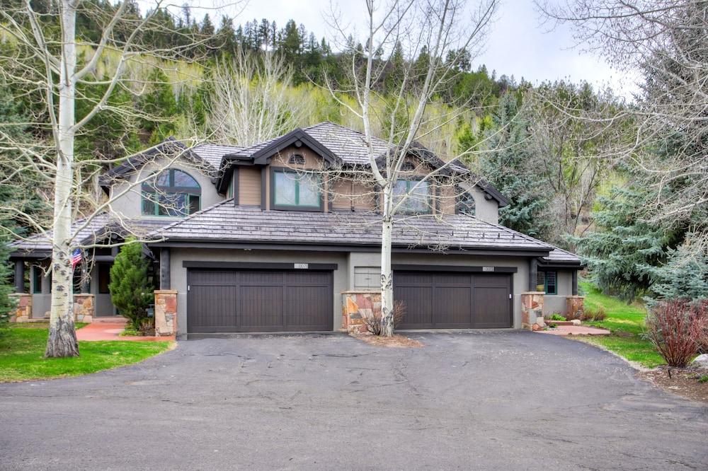Exquisite, Private Mountain Home Retreat 4 Bedroom Home by RedAwning - Property Image 35
