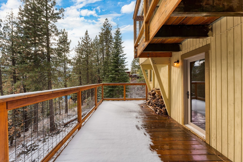 Sierra at Donner Lofted Cabin Minutes to Lake A-frame-inspired Design Deck