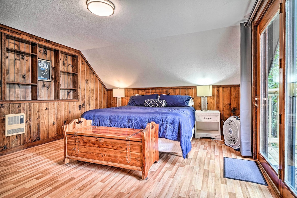 Rustic Sevierville Cabin: Hot Tub & Mountain Views view 5