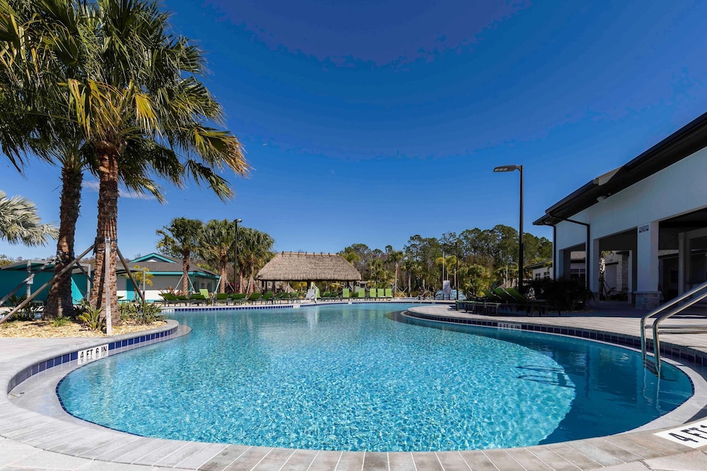 Stylish 4BR Pool Townhome Storey Lake