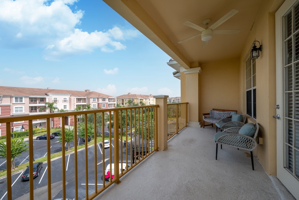 Casa Toscana Deluxe 3 Bedroom Condo by RedAwning