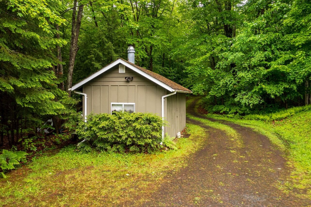 Bear Essentials Lakefront Hideaway