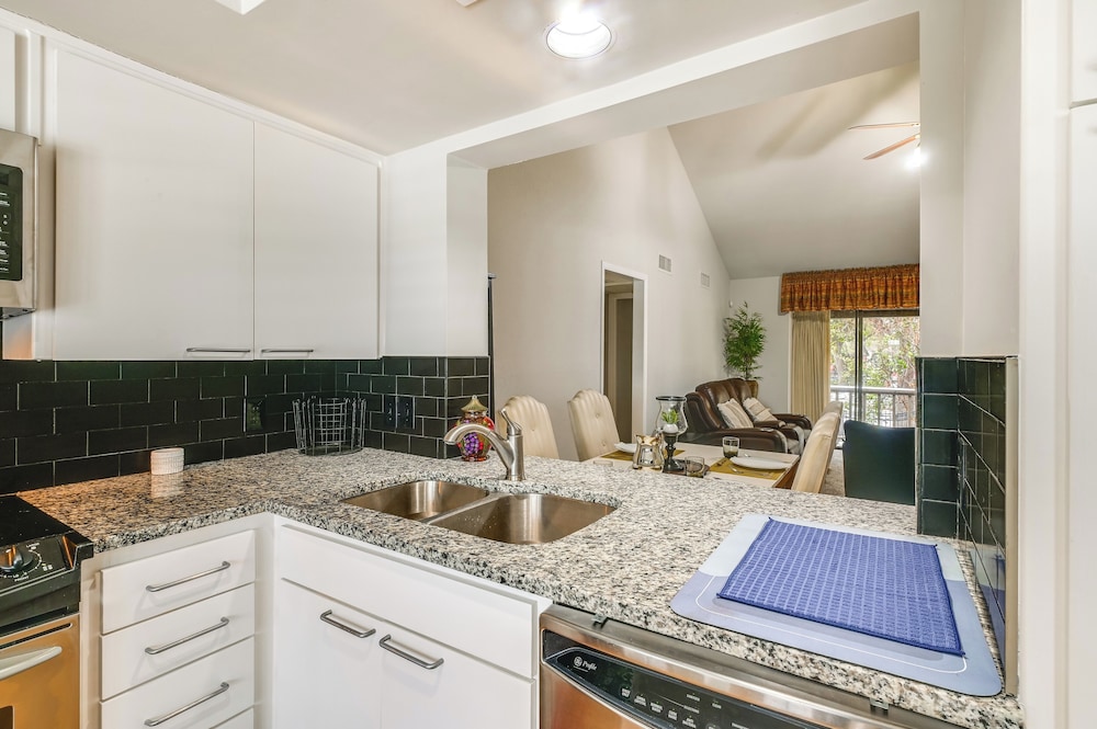 12 Mi to Downtown Dallas: Irving Condo w/ Balcony