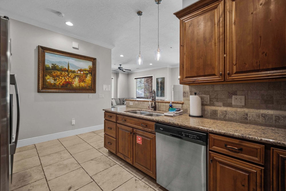 Pool Paradise for Families - Condo for 12 w/ Resort-style Amenities