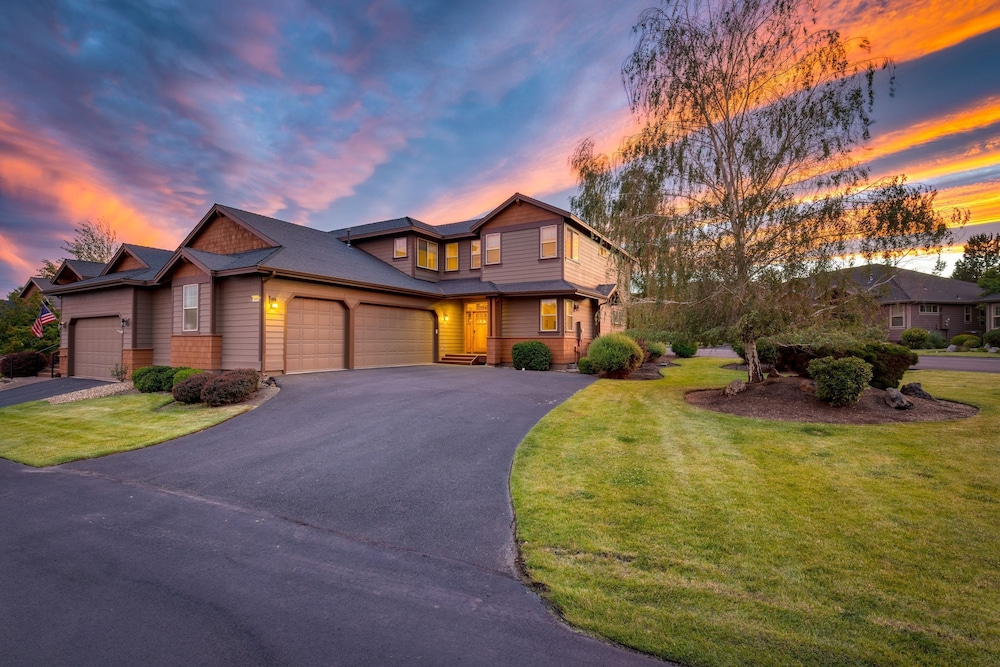 Forest Ridge Loop by Avantstay Hot Tub Private Community Amenities