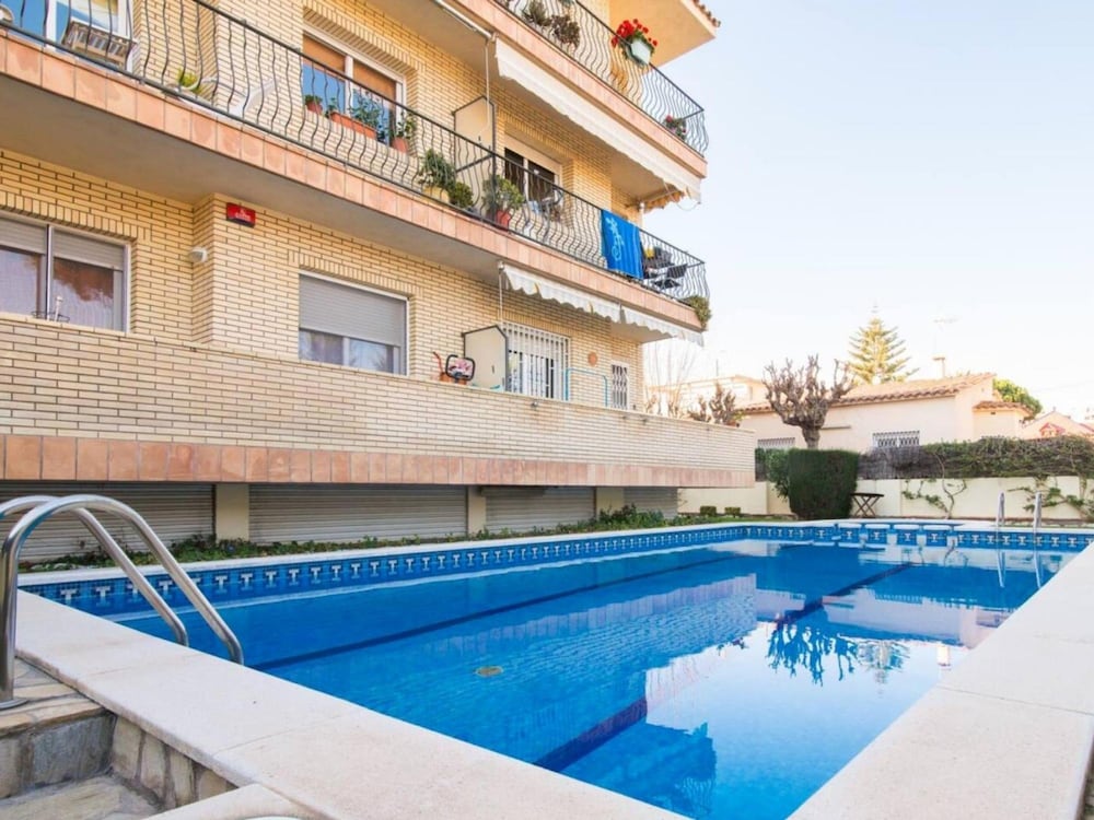 Sunny Apartment 3 Blocks to the Beach