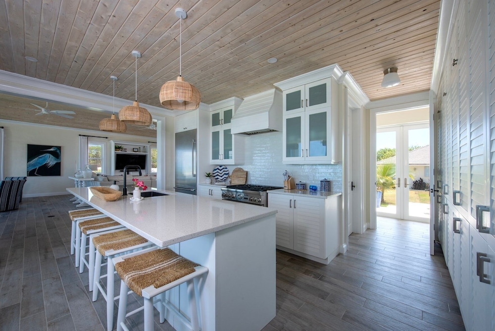 Cricket Beach House-luxurious Beachfront House 5 Bedroom Home