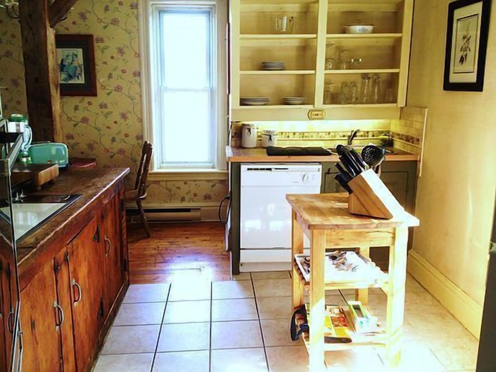 Brockville Vacations - The Noble Suites - Property Image 88