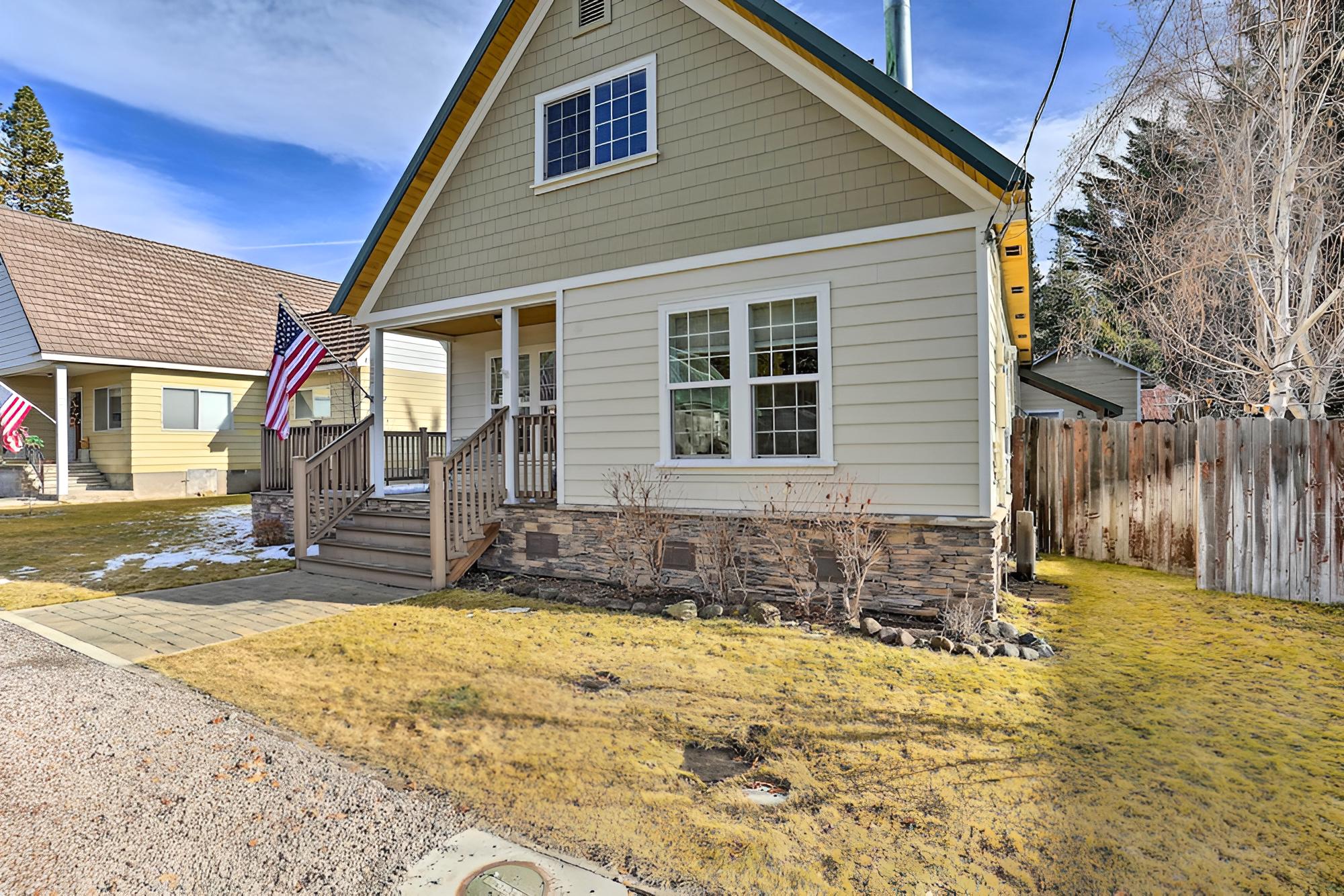 Downtown Cabin < 10 Miles to Mt Shasta Ski Park! view 3