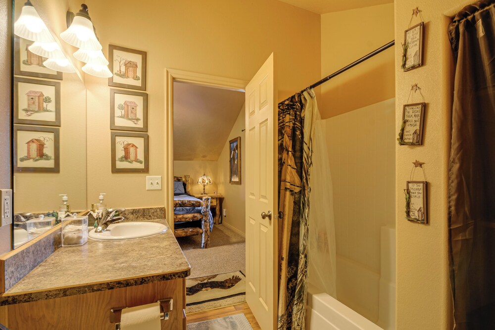 Luxe Cabin Retreat, Near Bryce & Zion Nat'l Parks!