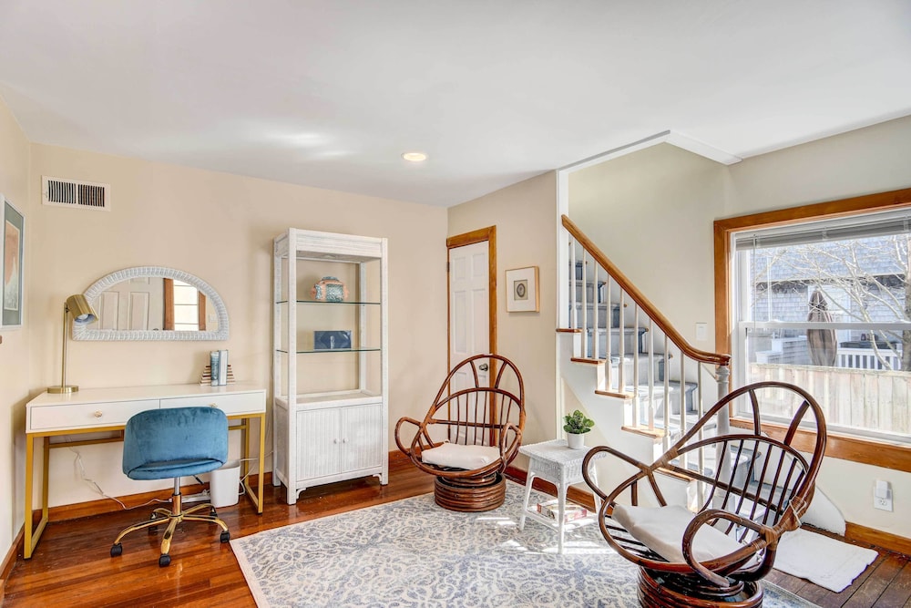 Beautiful Portsmouth Cottage By the Sea w/ Jacuzzi