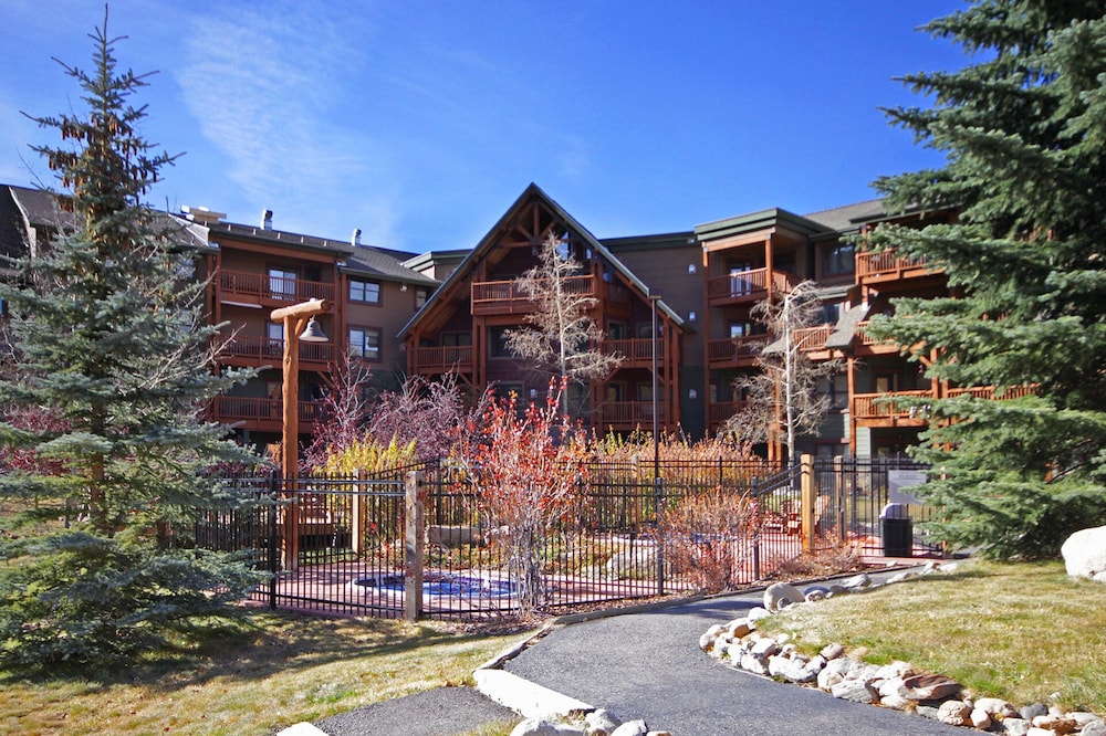 2640 Tenderfoot 3 Bedroom Condo by RedAwning