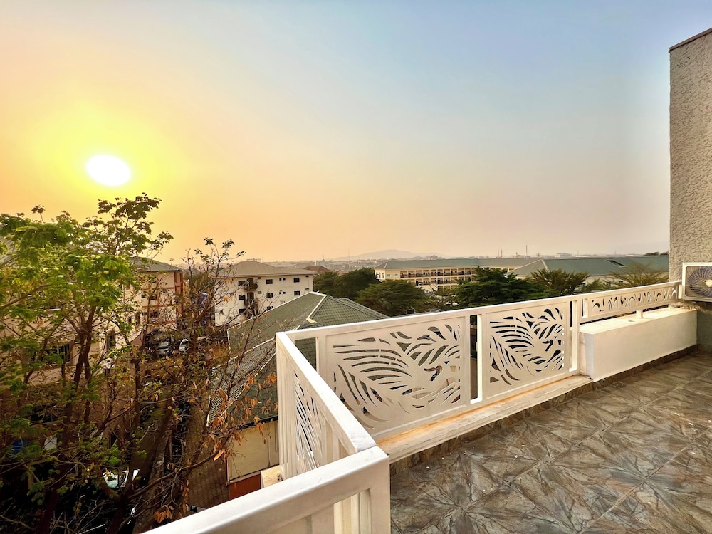 FURNISHED APARTMENTS