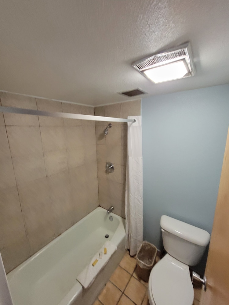 Travelodge by Wyndham Clovis view 3
