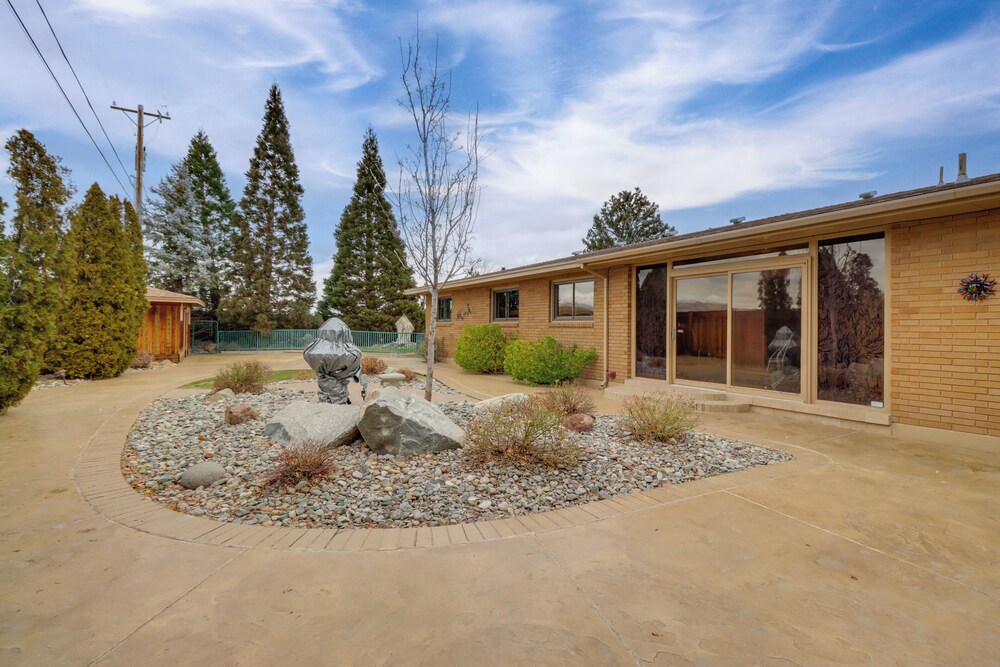 2 Living Areas + Library! Home 22 Mi to Mt Rose