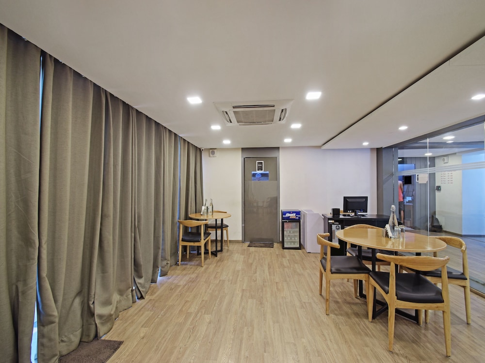 OYO Townhouse 030 Ashram Road Ahmedabad