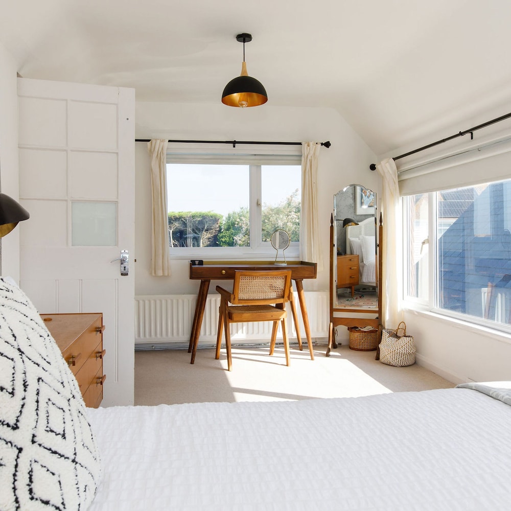 Beachside Retreat for 8 Close to Village view 5