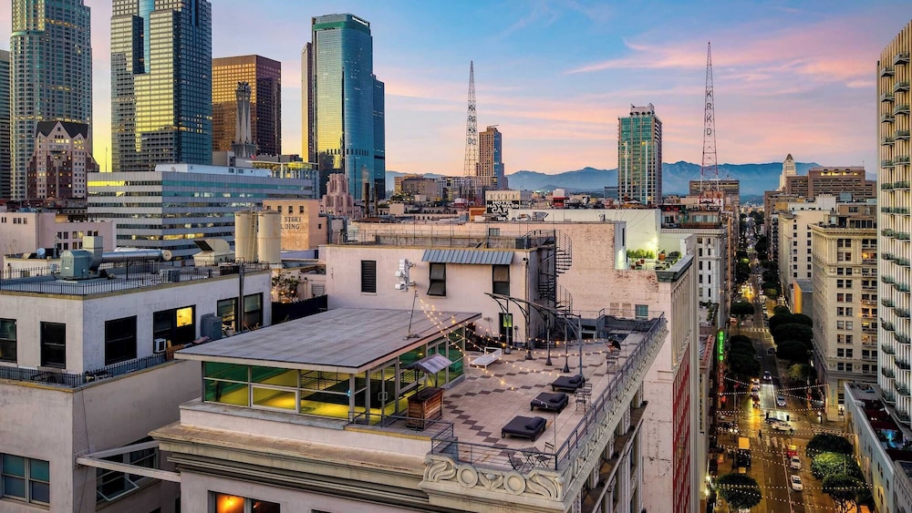 Skyline Lofts by Avantstay: a Multi-level Industrial-chic Retreat in Dtla With Rooftop Views, Soaring Ceilings & Steps to Dining, Music & Culture