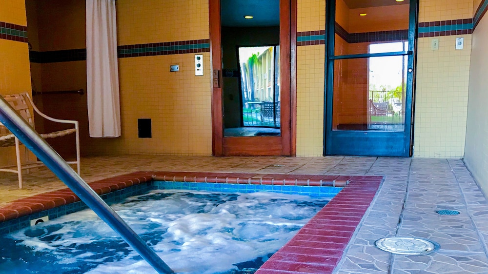 Motel 6 Anaheim Hills — photo 35