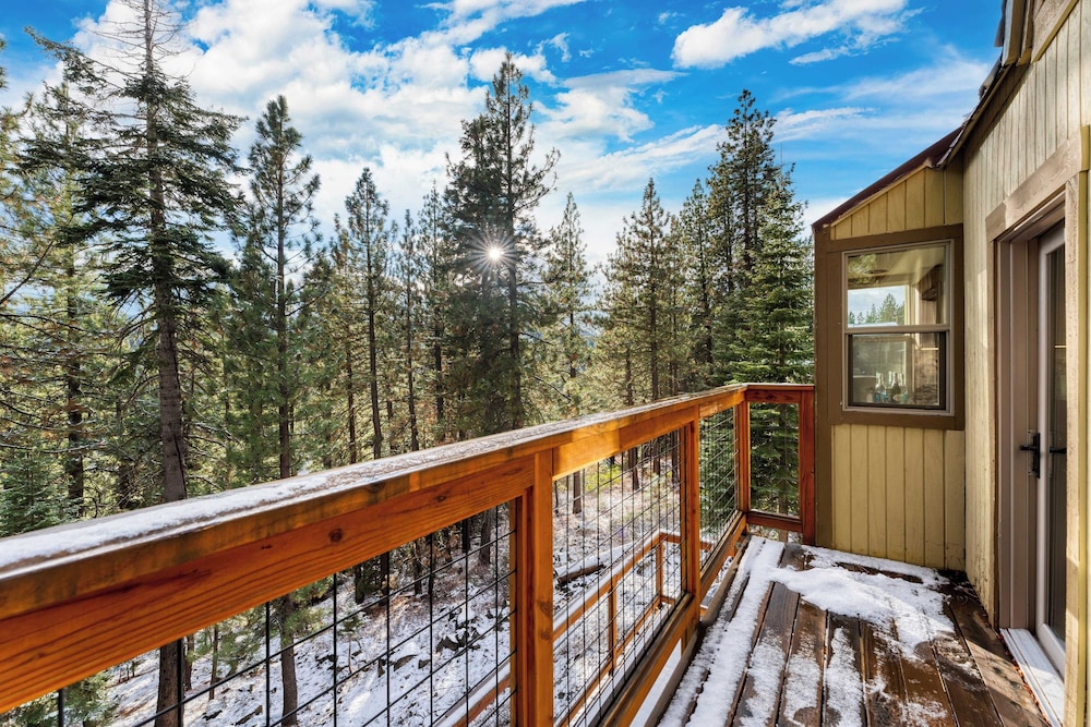 Jeffrey Pines Lofted Cabin, Minutes to Lake A-frame-inspired Design, Deck