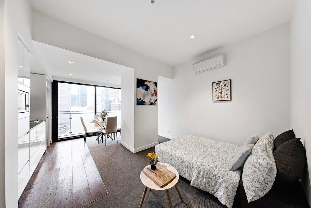 A Stylish Apt for 4 Near Queen Victoria Market