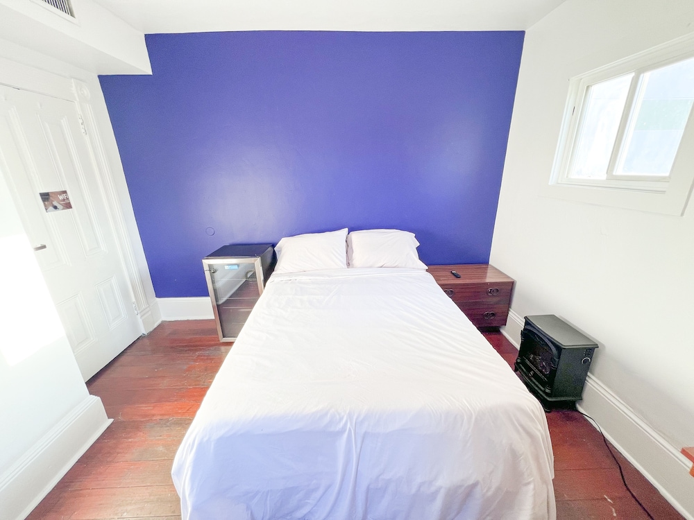 International Travelers House Hostel \- Downtown San Diego Little Italy.