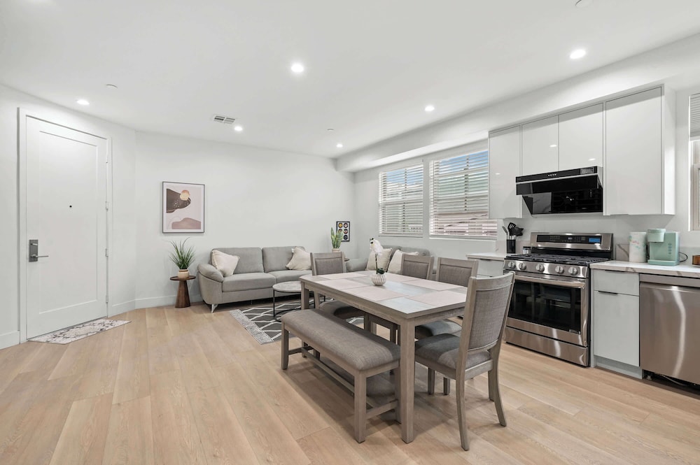 Not Affected by the Fire/modern Spacious Home With Parking & Fully Equipped Kitchen #3