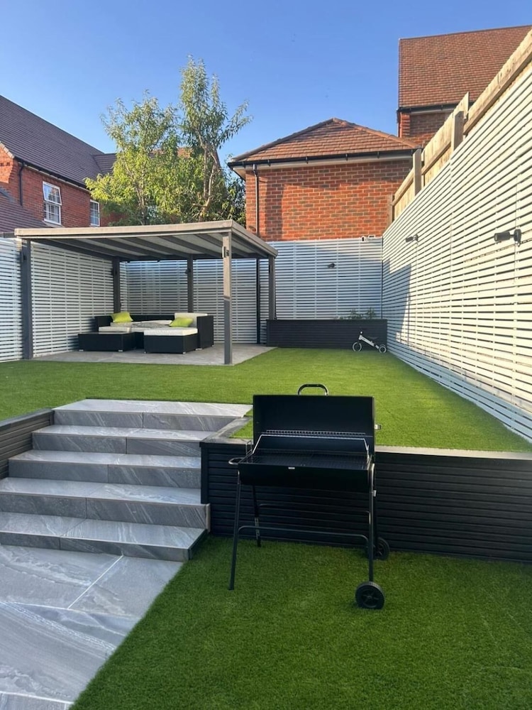 High END Spacious 4 Bed House - Free Parking