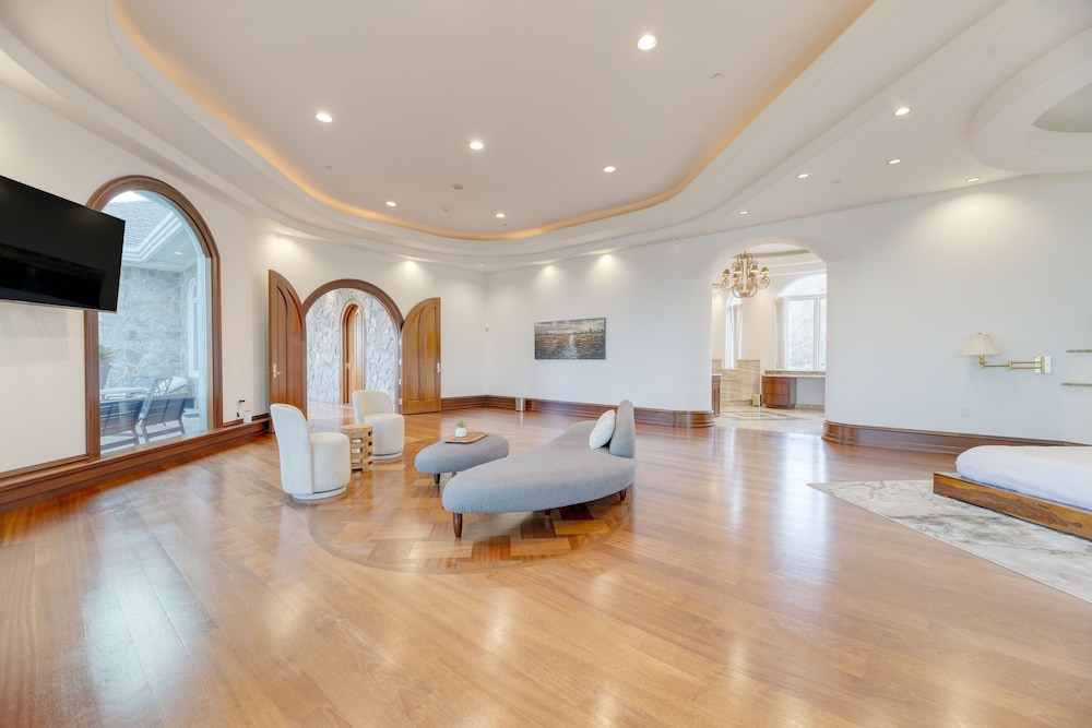 Bay Estate by Avantstay Waterfront Private Pond