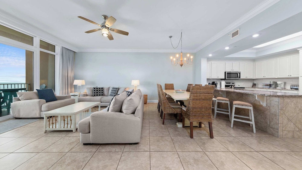 Beachfront 3-bedroom Condo on 15th Floor Balcony, Lazy River, Jacuzzis