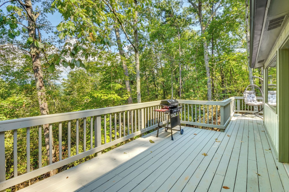Woodsy Retreat w/ Deck & Views in Dahlonega!