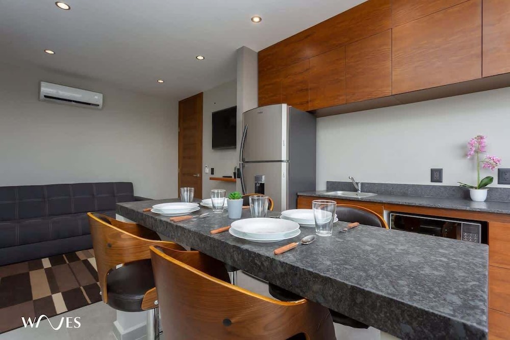 1 Br. W/park Views in Condo W/gym + Sauna + Steam