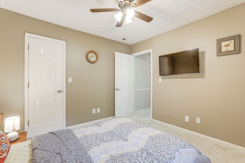 6 Mi to Stone Mountain Park: Home w/ Deck!