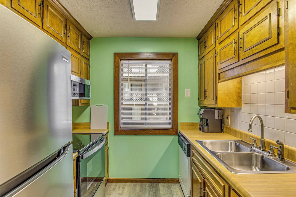 Walk to Ocean: Condo w/ 3 Pools in Myrtle Beach