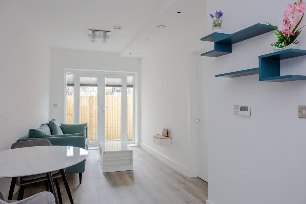 Bright 1 Bedroom Apartment in West London